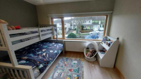 Bright Spacious 3BD Family Home in Quiet Estate